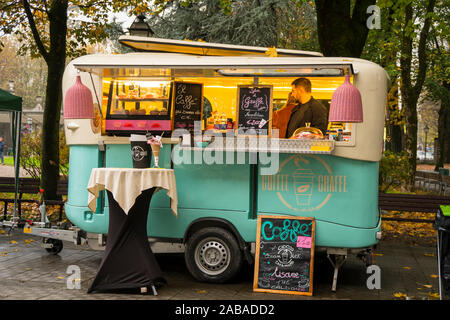 Milan, Italie - 11 novembre 2018 : camion alimentaire, boissons et encas mobile van dans une rue de Milan Banque D'Images
