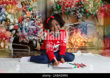 Cute little girl, écrit lettre au Père Banque D'Images