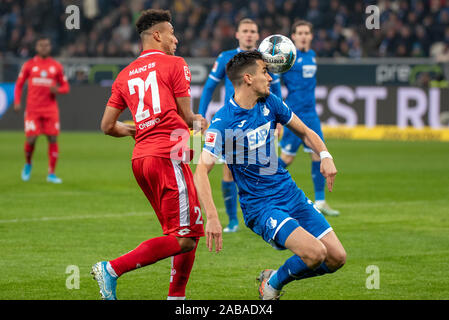 Berlin, Allemagne - le 24 novembre : Karim Onisiwo (1.FSV Mayence 05) et Benjamin (HÃ¼bner TSG 1899 Hoffenheim) au football, Bundesliga 2019/2020 - TSG 1899 Hoffenheim v 1. FSV Maiz 05 PreZero à l'Arena le 24 novembre 2019 à Berlin, Allemagne. Banque D'Images