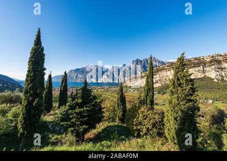 Vue aérienne du lac de Garde avec la petite ville de Nago Torbole et la vallée du Sarca en automne. Trentin-haut-Adige, Italie, Europe Banque D'Images