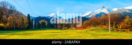 Paysage d'automne avec clôture en bois, arbres colorés sur la route de ski, Pirin snow peaks à Bansko, Bulgarie Banque D'Images