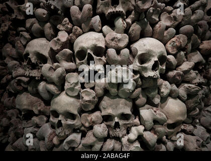 En vertu de l'ossuaire de l'église St.James, Brno, République Tchèque Banque D'Images