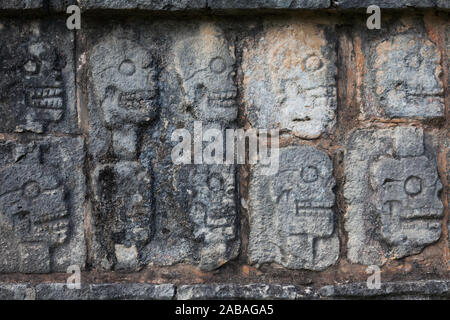 Mur de crânes appelé le Tzompantli au Chichen Itza centre culturel sur la péninsule du Yucatan du Mexique Banque D'Images