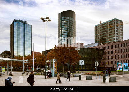 Le centre-ville sur le parvis de la gare centrale de Dortmund avec RWE, Tour de ville et bibliothèque de l'État dans la matinée Banque D'Images