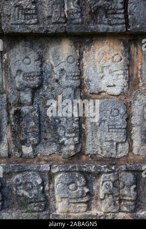 Mur de crânes appelé le Tzompantli au Chichen Itza centre culturel sur la péninsule du Yucatan du Mexique Banque D'Images