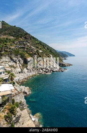 Vue aérienne de la côte et de la mer dans le village de Vernazza. Le Parc National des Cinque Terre, en Ligurie, province de La Spezia, Italie, Europe. Banque D'Images