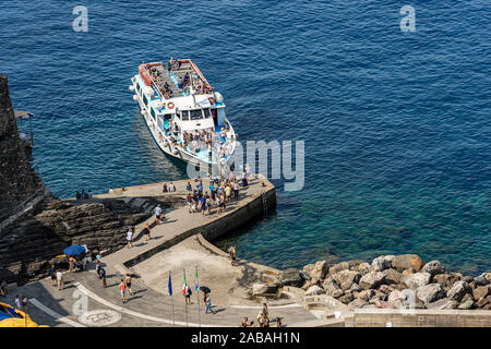 Vue aérienne du port de l'antique Vernazza village avec un ferry avec de nombreux touristes. Le Parc National des Cinque Terre, en Ligurie, La Spezia, Italie Banque D'Images