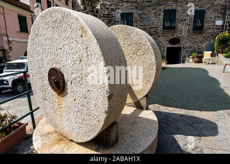 Deux vieilles meules pour la production d'huile d'olive dans l'ancien village de Vernazza. Le Parc National des Cinque Terre, en Ligurie, La Spezia, Italie, Europe Banque D'Images