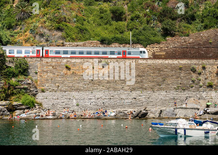 Avec un train de chemin de fer pour relier les vieux villages des Cinque Terre à Vernazza, Ligurie, province de La Spezia, Italie, Europe. Site du patrimoine de l'UNESCO Banque D'Images