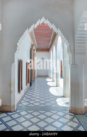 Muqarnas ornementé arnas arches pointues dans le Palais de Bahia reliant les couloirs du palais, Marrakech, Maroc Banque D'Images