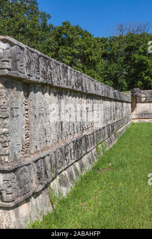 Mur de crânes appelé le Tzompantli au Chichen Itza centre culturel sur la péninsule du Yucatan du Mexique Banque D'Images