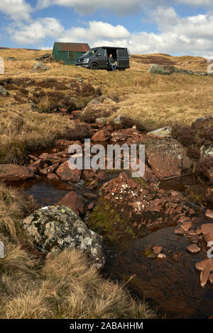 VW Campervan garé dans un endroit passant par un bothy sur une seule piste route près de Ben Lawers dans les Highlands écossais Banque D'Images