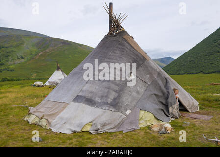 La Russie, Yamal - août 23, 2018 : Le logement des nomades éleveurs de rennes du nord moderne est close-up. De l'Oural polaire Banque D'Images