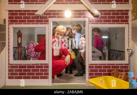 Leader du SNP Nicola Sturgeon joue avec les enfants au cours d'une visite à la Jelly Tots & Cookies Jouer Cafe à Uddingston, South Lanarkshire. Banque D'Images