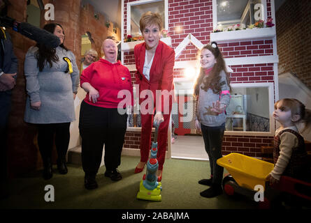 Leader du SNP Nicola Sturgeon joue avec les enfants au cours d'une visite à la Jelly Tots & Cookies Jouer Cafe à Uddingston, South Lanarkshire. Banque D'Images