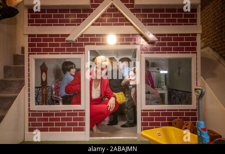 Leader du SNP Nicola Sturgeon joue avec les enfants au cours d'une visite à la Jelly Tots & Cookies Jouer Cafe à Uddingston, South Lanarkshire. Banque D'Images