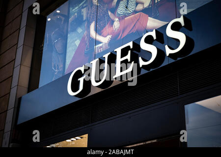 Les GUESS logo, marque italienne de vêtements et accessoires de luxe fabricant, vu à la Passeig de Gràcia store.un boulevard d'un peu plus d'un kilomètre, le Passeig de Gràcia store rassemble des marques commerciales les plus importantes dans le monde de la mode et accessoires de luxe. Le vendredi noir de la campagne commerciale détermine le début de la plus importante période de vente orientée vers la période de Noël. Banque D'Images