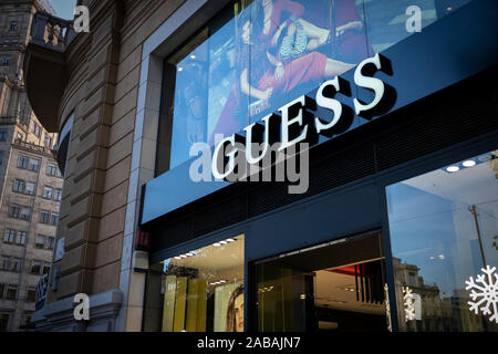 Les GUESS logo, marque italienne de vêtements et accessoires de luxe fabricant, vu à la Passeig de Gràcia store.un boulevard d'un peu plus d'un kilomètre, le Passeig de Gràcia store rassemble des marques commerciales les plus importantes dans le monde de la mode et accessoires de luxe. Le vendredi noir de la campagne commerciale détermine le début de la plus importante période de vente orientée vers la période de Noël. Banque D'Images