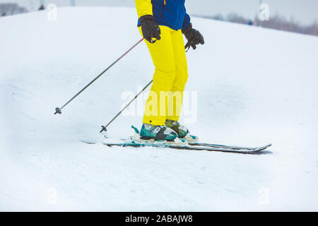 KAZKOVA POLIANA, UKRAINE - le 26 janvier 2019 : man skiing par hill Banque D'Images
