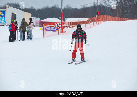 KAZKOVA POLIANA, UKRAINE - le 26 janvier 2019 : man skiing par hill Banque D'Images
