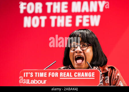 Shadow Home Secretary, Diane Abbott s'exprimant lors du lancement de la course du Parti du Travail et de la foi manifeste à la Bernie Grant Arts Centre, Tottenham. Les Britanniques se rendent aux urnes le 12 décembre lors d'une élection générale. Banque D'Images