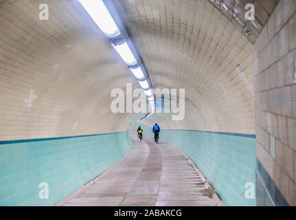 Howden, North Tyneside, Angleterre. UK. 26 novembre, 2019. Un bref répit de la pluie comme un cycliste passe sous la rivière Tyne dans le tunnel pour piétons et cyclistes. L'historique de Grade II énumérés Tyne tunnel pour piétons et cyclistes ont connecté Jarrow et Howdon sous la rivière Tyne depuis 1951 ; la contribution de l'Tyneside 'Festival of Britain" (de mai à septembre 1951) pour un coût total de 833 000 €. Les 270 mètres de long fermé tunnels en 2013 comme on a commencé à travailler à une rénovation de plusieurs millions de pounds.Les tunnels finalement rouvert en août 2019 Banque D'Images