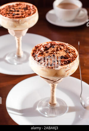 Tiramisu dessert italien dans un élégant verre à cocktail, le concept de douceur de vivre, du luxe Banque D'Images