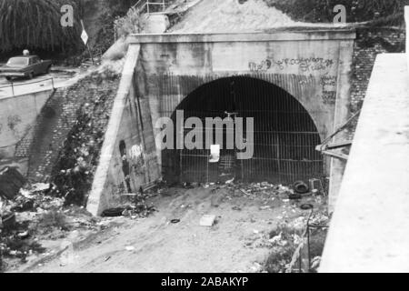 Los Angeles, Californie, USA - Janvier 1985 : Vintage noir et blanc voir l'éditorial de la voiture rouge du métro Station Belmont sortie du tunnel près de 2nd St. Banque D'Images