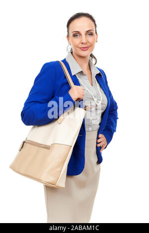Eine huebsche Geschaeftsfrau beiger mit weissem Hintergrund vor Handtasche Banque D'Images