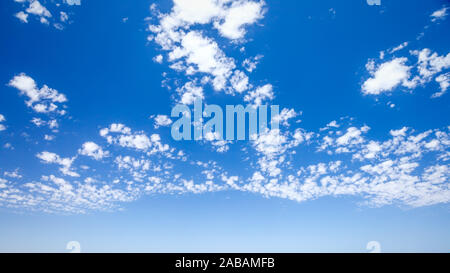 Schoener Ein blauer Himmel mit weissen Wolken Banque D'Images