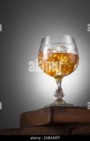 Boisson à l'orange avec de la glace en winglass sur la table en bois Banque D'Images