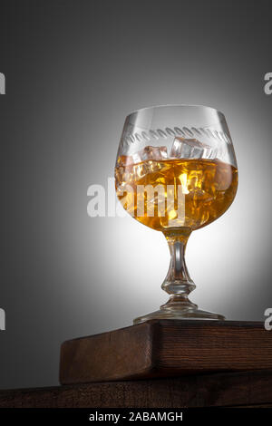 Boisson à l'orange avec de la glace en winglass sur la table en bois Banque D'Images