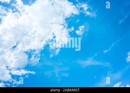 Ein blauer Himmel mit weissen Wolken Banque D'Images