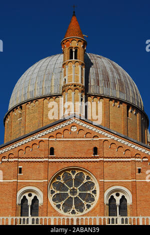 Basilique de Saint Antoine de Padoue et dôme byzantin romanesquel avec façade conique caractéristique beffroi (14e siècle) Banque D'Images