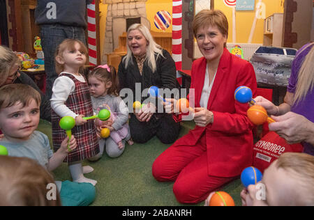 Leader du SNP Nicola Sturgeon joue avec les enfants au cours d'une visite à la Jelly Tots & Cookies Jouer Cafe à Uddingston, South Lanarkshire. Banque D'Images