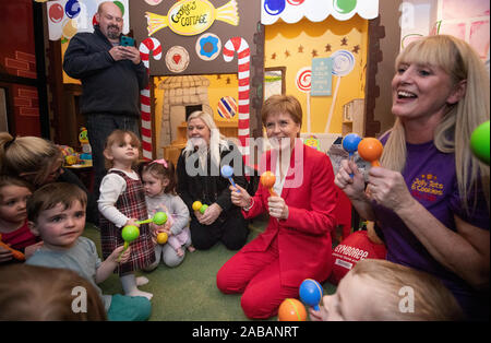 Leader du SNP Nicola Sturgeon joue avec les enfants au cours d'une visite à la Jelly Tots & Cookies Jouer Cafe à Uddingston, South Lanarkshire. Banque D'Images