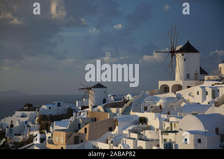 Oia auf der Insel Thera Thira, de l'Oder, ist eine kleine Stadt auf dem giechischen Archipel Santorin auf den istrien. Banque D'Images
