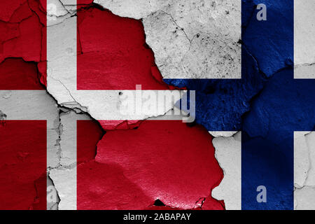 Drapeaux du Danemark et Finlande peint sur mur fissuré Banque D'Images