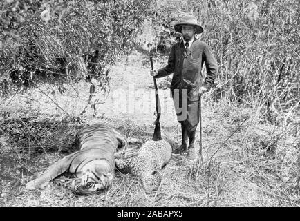 Portrait en demi-teinte de Son Altesse le Prince de Galles (futur George V) avec un Tiger et Leopard shot près d'Hyderabad sur sa visite officielle en Inde en 1906. Banque D'Images