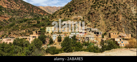 Village de montagne dans la vallée de l'Ourika, près de Marrakech, Haut Atlas, Maroc, Maghreb, Afrique du Nord Banque D'Images