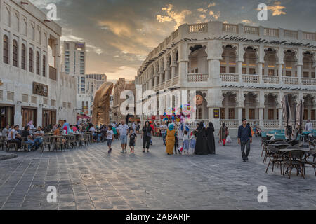 Doha-Qatar, novembre 16,2019:Souk Waqif de Doha Qatar rue principale avec les gens marcher sur la lumière du jour Banque D'Images