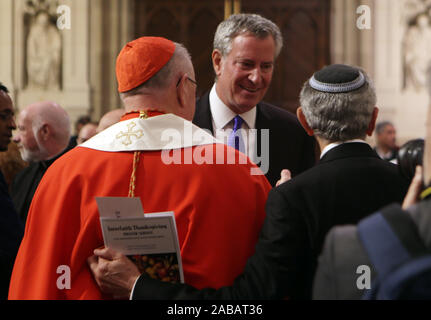 New York, NY, USA. 26 Nov, 2019. Maire de la ville de New York, Bill De Blasio avec Arch évêque de New York, le Cardinal Timothy Michael Dolan et d'autres dirigeants religieux prononcera une allocution lors de la prière d'action de grâce pour le service et de réincarcération du souvenir à la Cathédrale St Patrick, le 26 novembre 2019 à New York. Credit : Mpi43/media/Alamy Punch Live News Banque D'Images