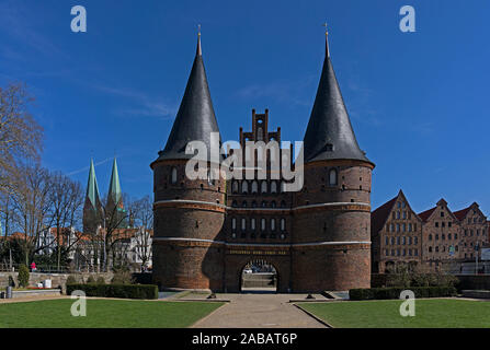 Das ist ein Holstentor Stadttor, das die Altstadt der Hansestadt Lübeck nach Westen. un nombre restreint Es ist das Wahrzeichen der Stadt. Banque D'Images