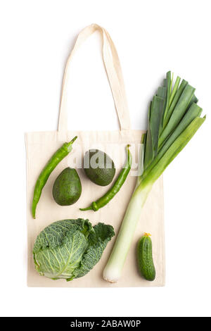 La composition créative de légumes verts et organiques déchets zéro panier Banque D'Images