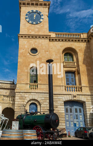 Tour de l'horloge du Musée maritime de Malte avec l'ancienne machine à vapeur à l'avant Banque D'Images