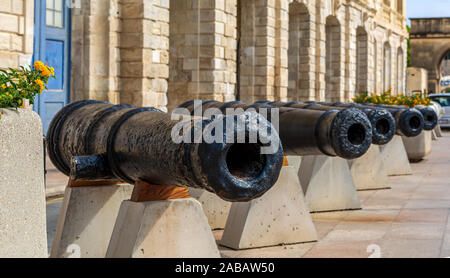 Rangée de canons de Vittoriosa, Malte. Banque D'Images