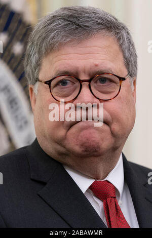 Procureur général des États-Unis William P. Barr écoute en tant que Président américain Donald J. Trump signe un décret portant création du Groupe de travail sur la disparition et l'assassinat des Amérindiens et des Autochtones de l'Alaska dans le bureau ovale de la Maison Blanche à Washington, DC le Mardi, Novembre 26, 2019.Crédit : Chris Kleponis/MediaPunch /CNP via Piscine Banque D'Images