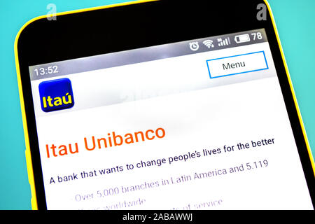 Berdiansk, Ukraine - Avril 18, 2019 : Editorial d'illustration d'Unibanco Itau Holding accueil du site. Logo Itau Unibanco Holding visible sur le téléphone Banque D'Images