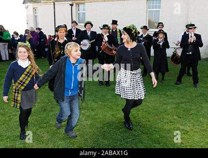 Groupe jouant de la danse folklorique d'enfants à st.ives fête à Cornwall, Angleterre, Grande-Bretagne. Banque D'Images