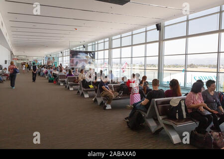 L'aéroport d'Adélaïde, Australie ; les passagers assis dans les départs dans l'aérogare, l'aéroport d'Adélaïde, Australie du Sud, Australie Banque D'Images